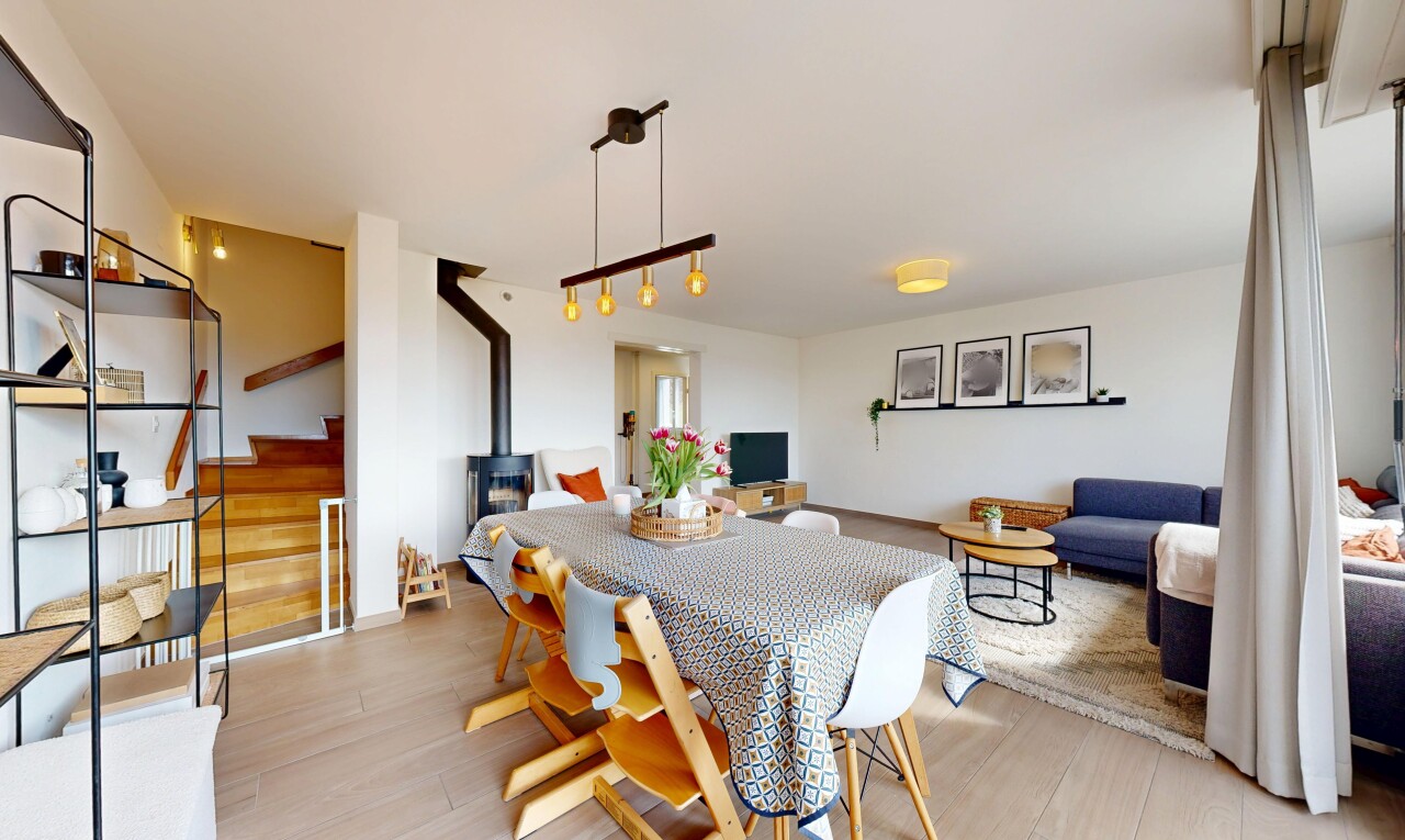 esszimmer mit holzofen, wood finish floor, holzfußboden, inside property, und drywall