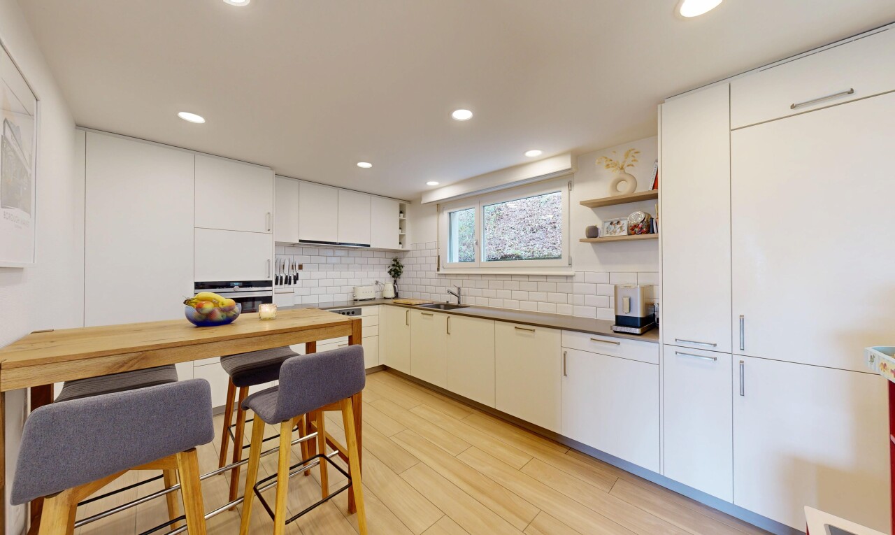 küche mit offene regale, open shelves, light floor, wood finish floor, und holzfußboden