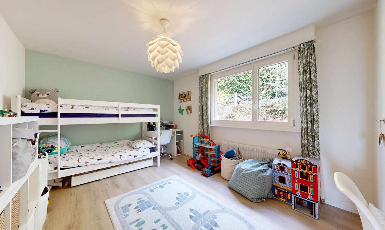 zimmer / schlafzimmer mit holzfußboden, wood finish floor, gipskartonwand, drywall, und natürliches licht