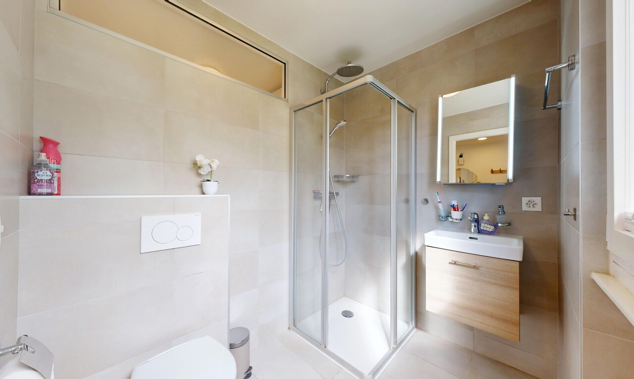 bad mit schminktisch, fliesenwand, tile wall, dusche, und komplettes badezimmer