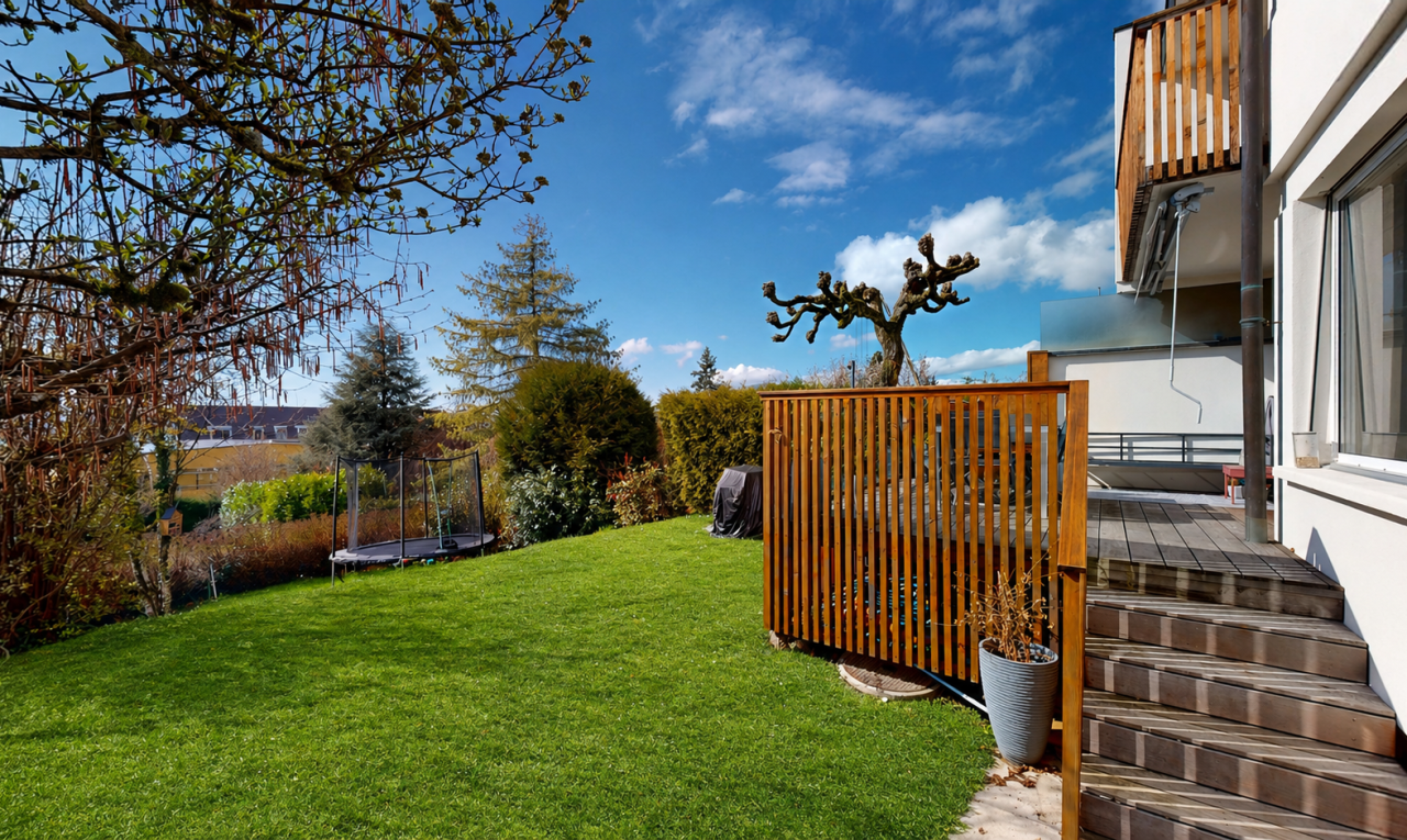 garten mit trampolin, from property, rasen, day time, und deck