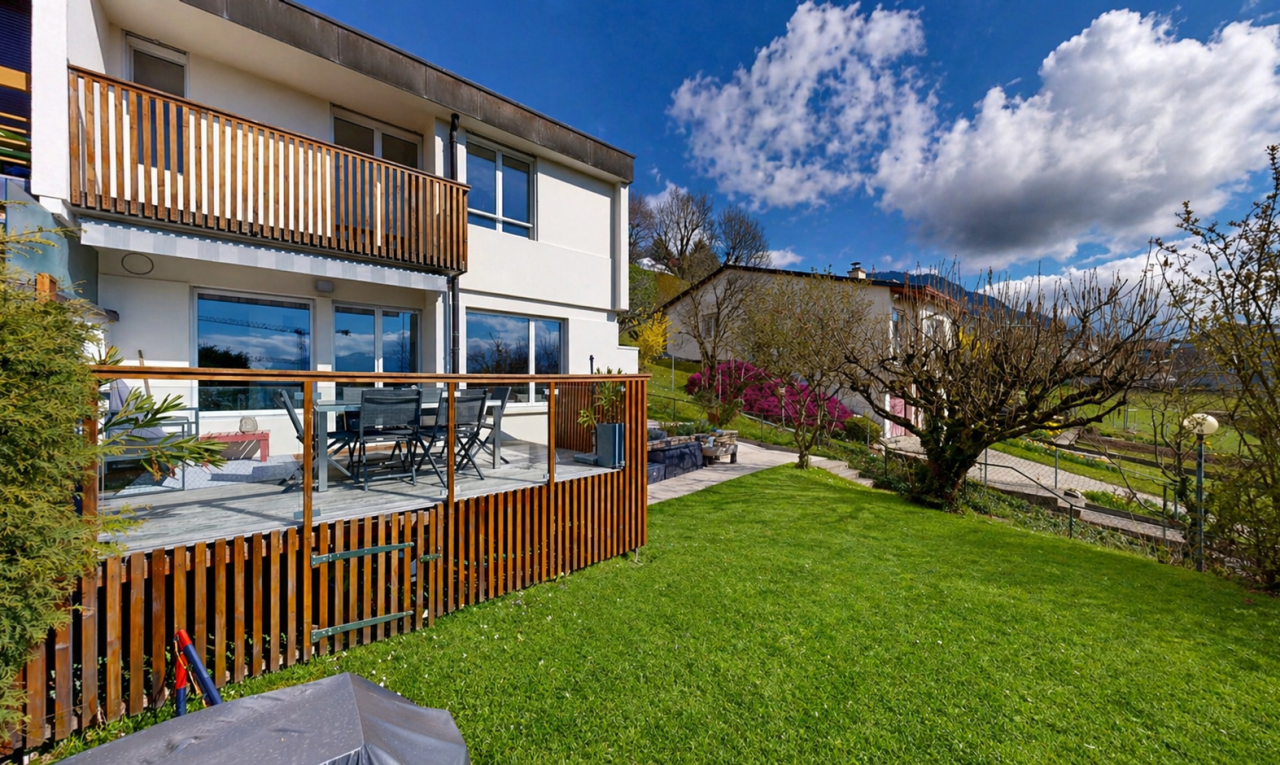 außenansicht mit stuckverkleidung, terrasse, essbereich im freien, rasen, und day time