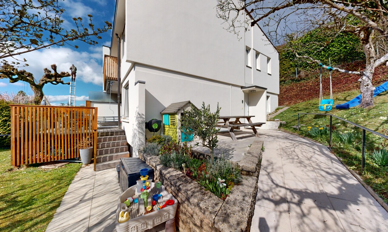 außenansicht mit stuckverkleidung, from property, treppen, day time, und zaun