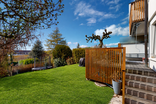 garten mit trampolin, from property, rasen, day time, und deck