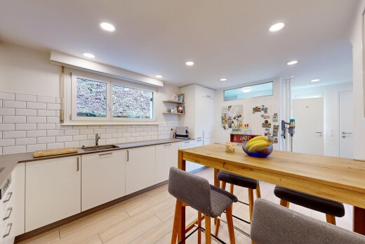 cuisine avec light floor, natural light, lumière naturelle, armoires blanches, et white cabinets