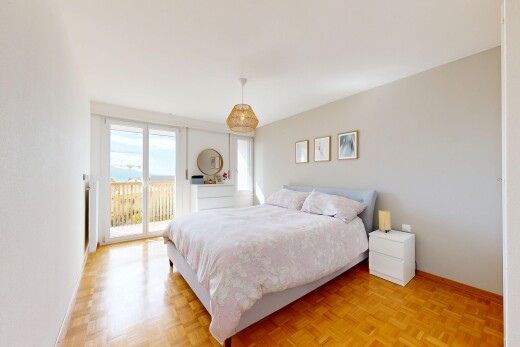 chambre avec cloison sèche, drywall, inside property, sol en finition bois, et wood finish floor