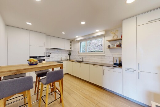 cuisine avec étagères ouvertes, open shelves, light floor, wood finish floor, et sol en finition bois