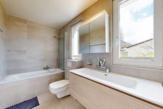salle de bains avec salle de bain complète, toilette, light floor, miroir, et douche-bain combinés