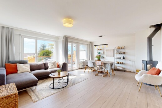 salon / salle à manger avec day time, sol en finition bois, wood finish floor, inside property, et lumière naturelle