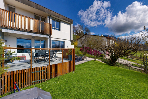 außenansicht mit stuckverkleidung, terrasse, essbereich im freien, rasen, und day time