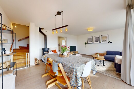 esszimmer mit holzofen, wood finish floor, holzfußboden, inside property, und drywall
