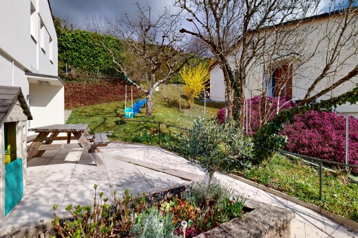 jardin avec clôture, terrasse, et from property