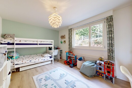 chambre avec sol en finition bois, wood finish floor, cloison sèche, drywall, et lumière naturelle