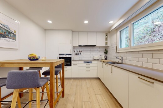 cuisine avec four, light floor, sol en finition bois, wood finish floor, et éclairage encastré
