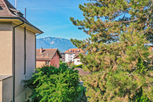 façade avec mountain view, vue sur la montagne, day time, et bardage en stuc