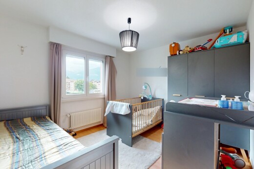 zimmer / schlafzimmer mit natural light, natürliches licht, wood finish floor, holzfußboden, und kühler