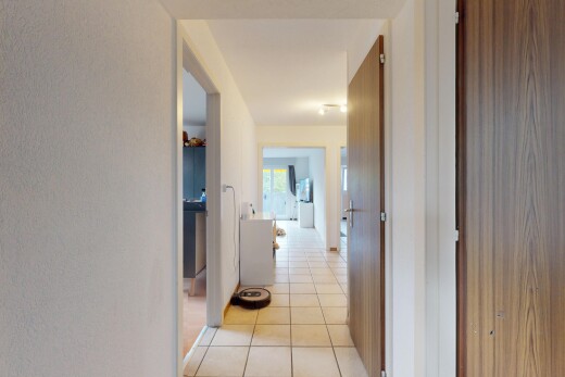 halle / korridor mit inside property, tile floor, fliesenboden, natural light, und natürliches licht