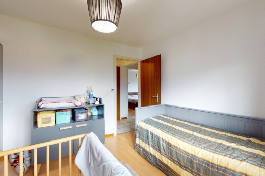 zimmer / schlafzimmer mit drywall, gipskartonwand, wood finish floor, holzfußboden, und inside property