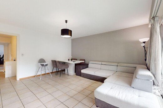 wohnzimmer mit drywall, gipskartonwand, inside property, tile floor, und fliesenboden