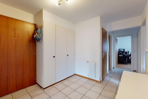 zimmer / schlafzimmer mit kleiderschrank, inside property, kühler, drywall, und gipskartonwand
