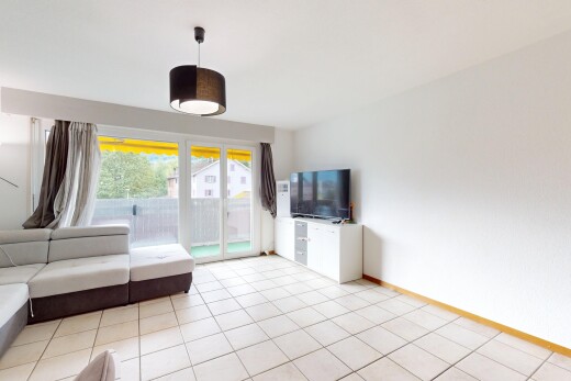 wohnzimmer mit fernseher, natural light, natürliches licht, inside property, und drywall