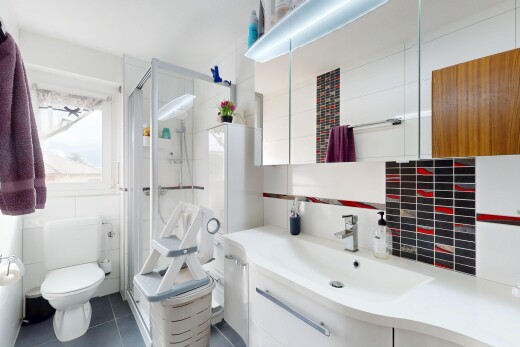 bad mit tile wall, fliesenwand, schminktisch, dusche, und inside property