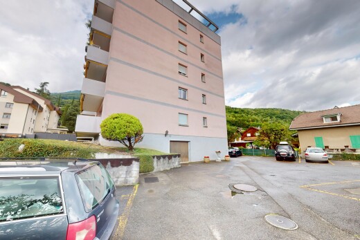 außenansicht mit parkplatz