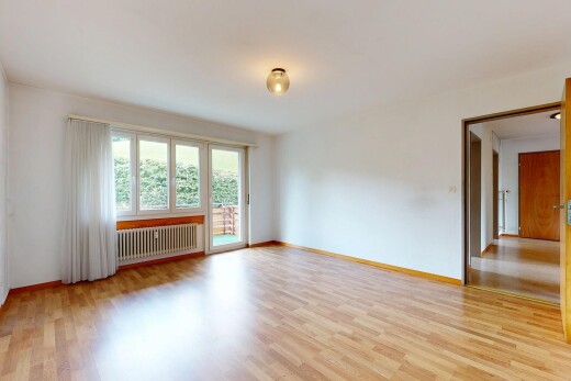 leerer raum mit natural light, natürliches licht, wood finish floor, holzfußboden, und inside property