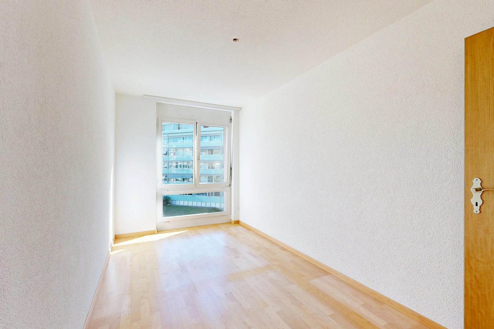 leerer raum mit textured wall, strukturierte wand, inside property, light floor, und baseboards wall
