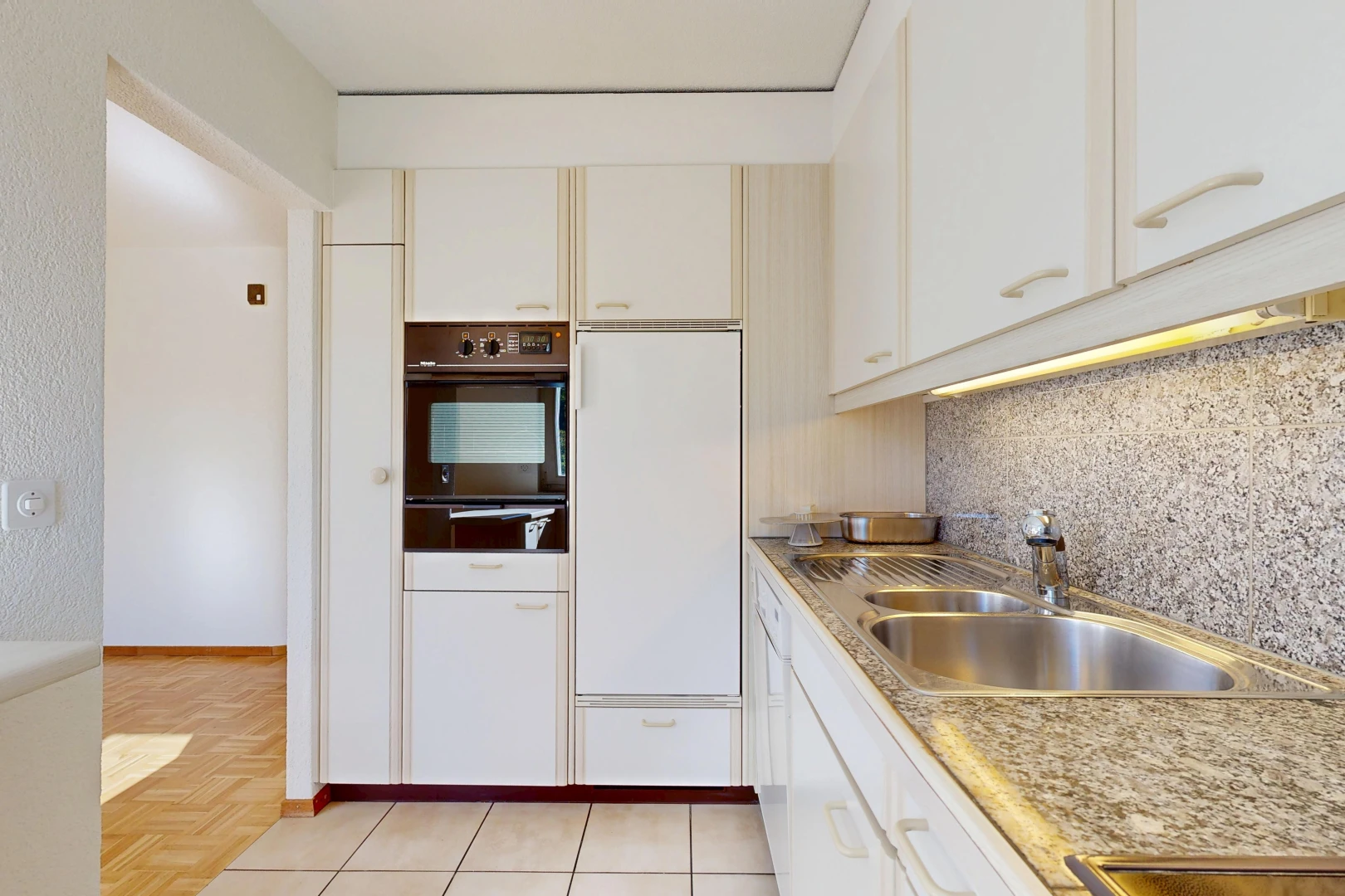 küche mit light floor, waschbecken, ofen, light countertops, und arbeitsplatten