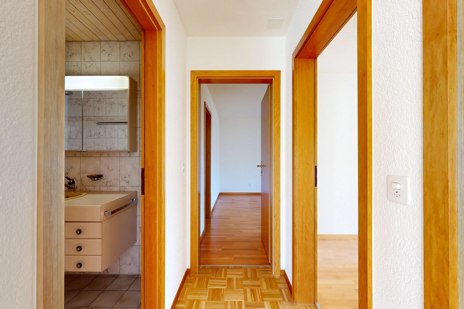 halle / korridor mit holzfußboden, wood finish floor, light floor, inside property, und sockelleisten