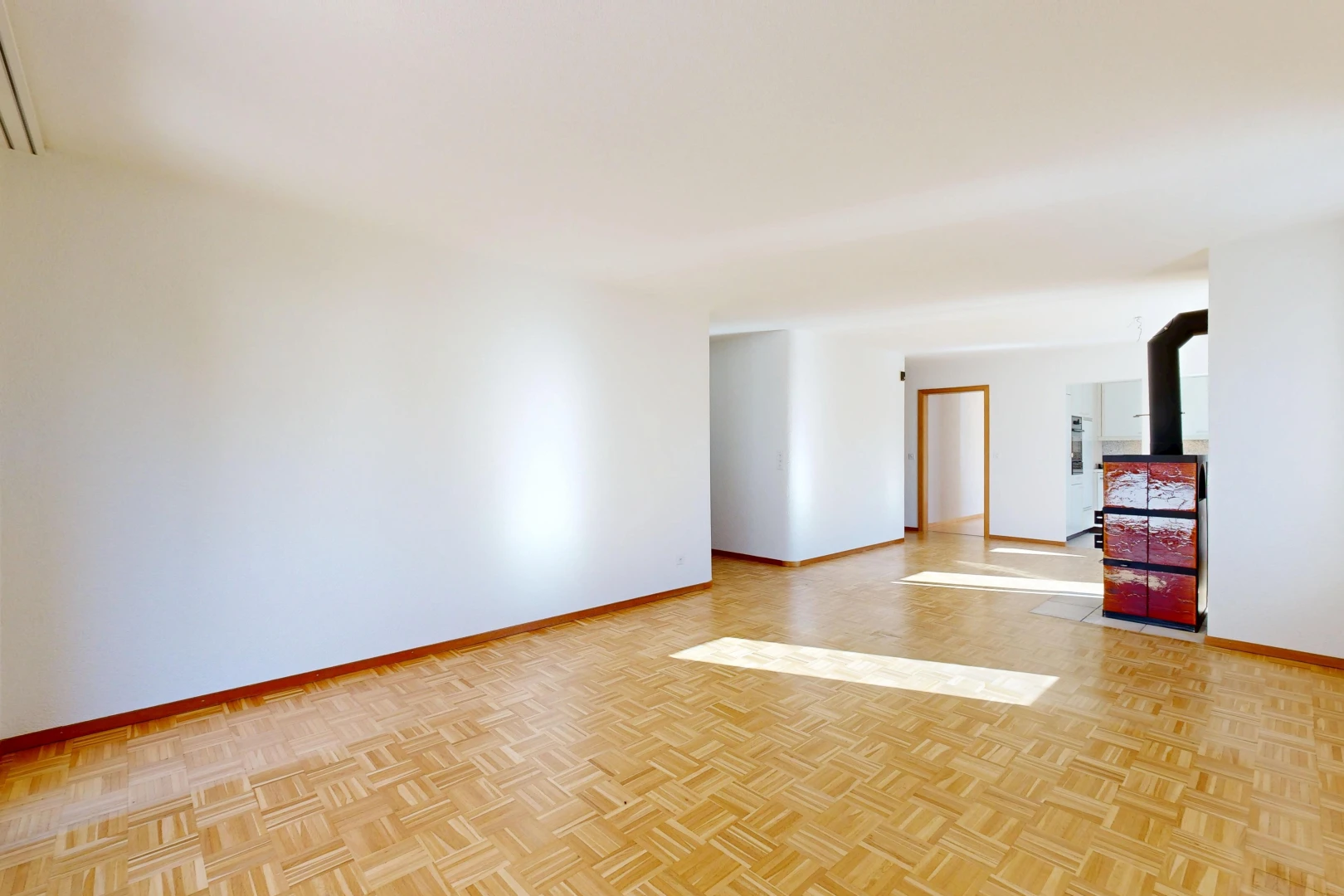 leerer raum mit drywall, gipskartonwand, baseboards wall, sockelleisten, und holzofen