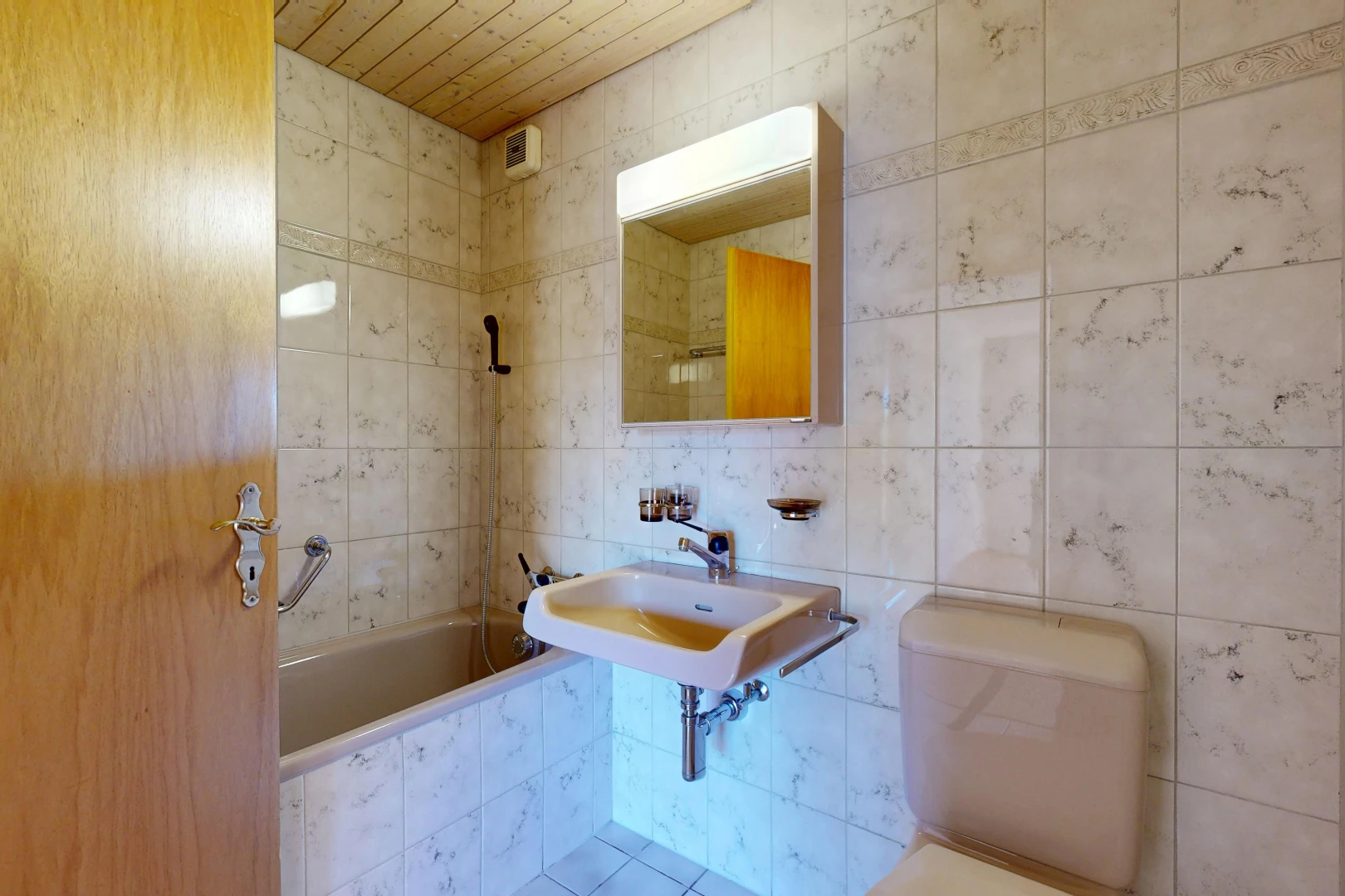 bad mit tile wall, fliesenwand, toilette, komplettes badezimmer, und spiegel