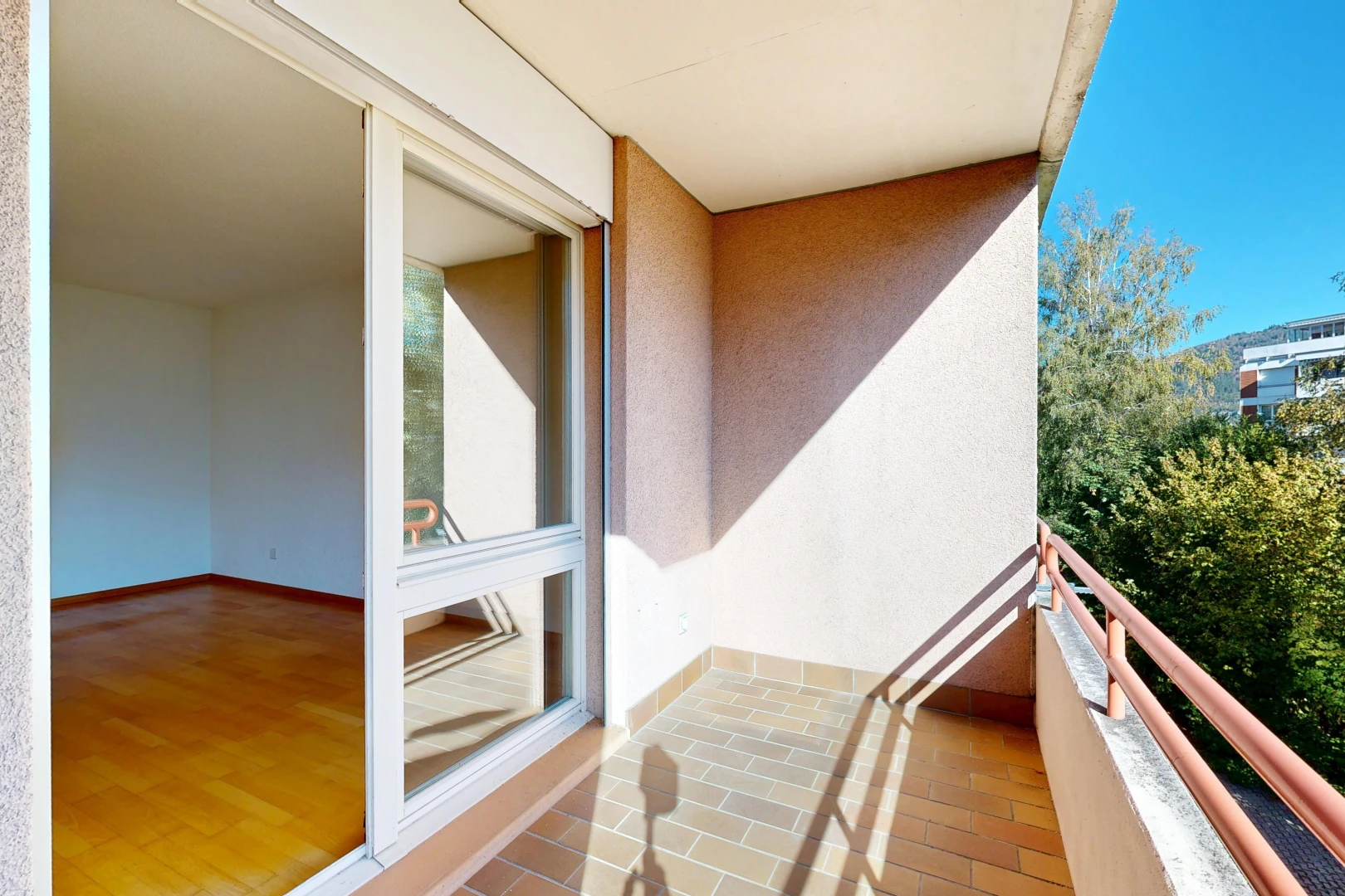 balkon mit balkon, from property, und day time