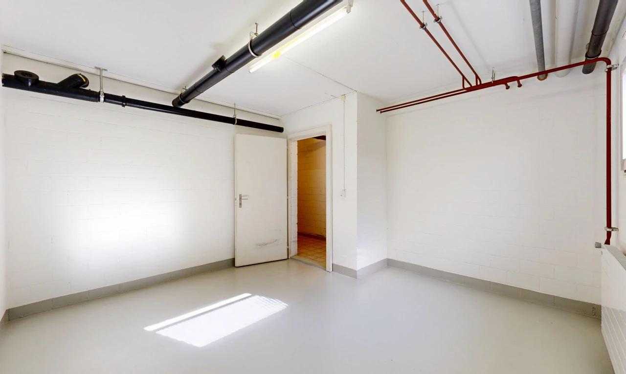 leerer raum mit concrete floor, betonboden, inside property, finished concrete floor, und concrete block wall
