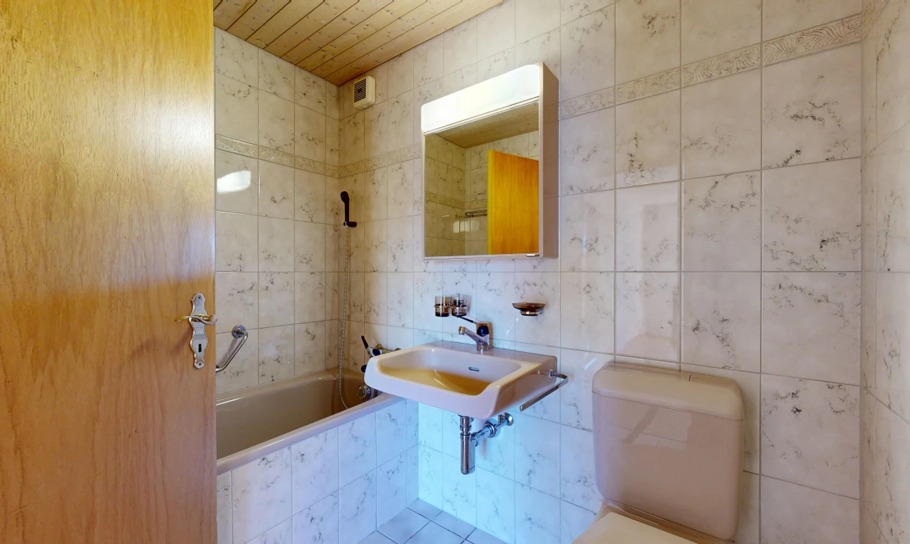 bad mit tile wall, fliesenwand, toilette, komplettes badezimmer, und spiegel