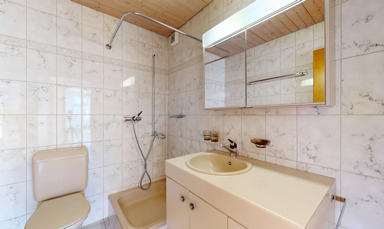 bad mit tile wall, fliesenwand, spiegel, toilette, und komplettes badezimmer
