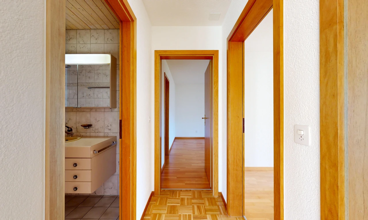 halle / korridor mit holzfußboden, wood finish floor, light floor, inside property, und sockelleisten