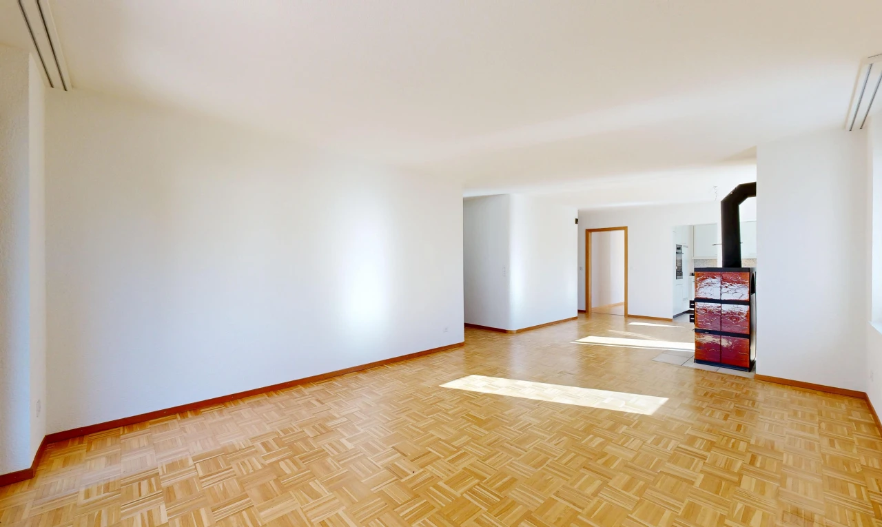 leerer raum mit drywall, gipskartonwand, baseboards wall, sockelleisten, und holzofen