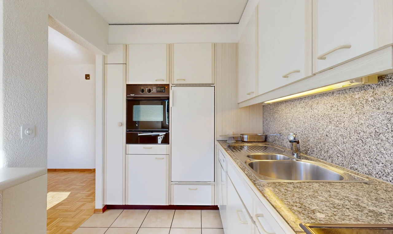 küche mit light floor, waschbecken, ofen, light countertops, und arbeitsplatten