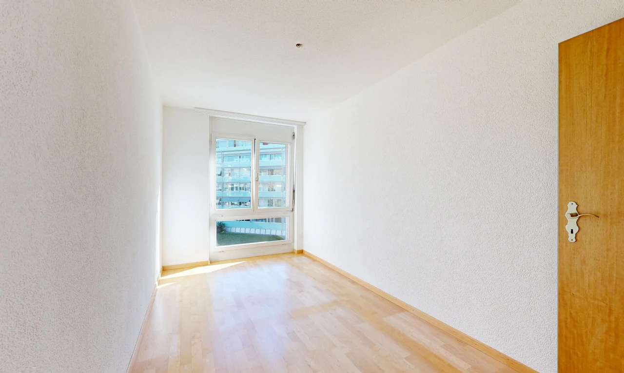 leerer raum mit textured wall, strukturierte wand, inside property, light floor, und baseboards wall
