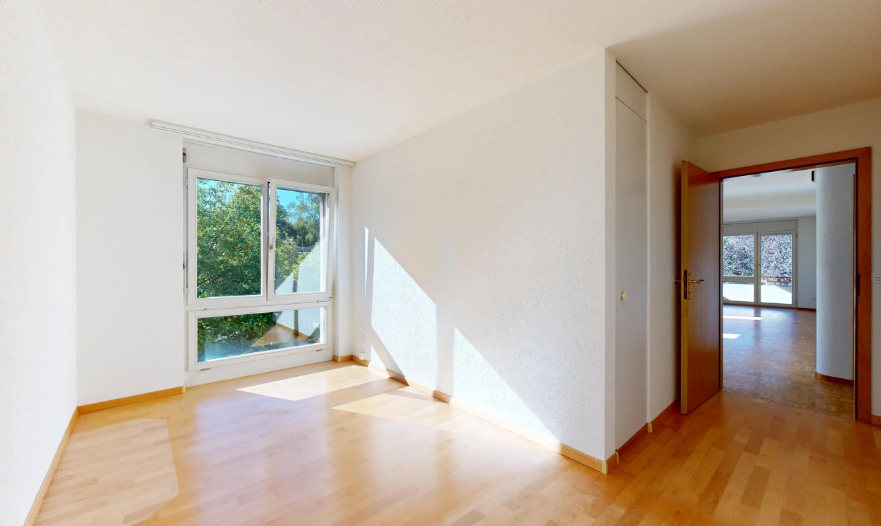 leerer raum mit wood finish floor, holzfußboden, light floor, inside property, und baseboards wall