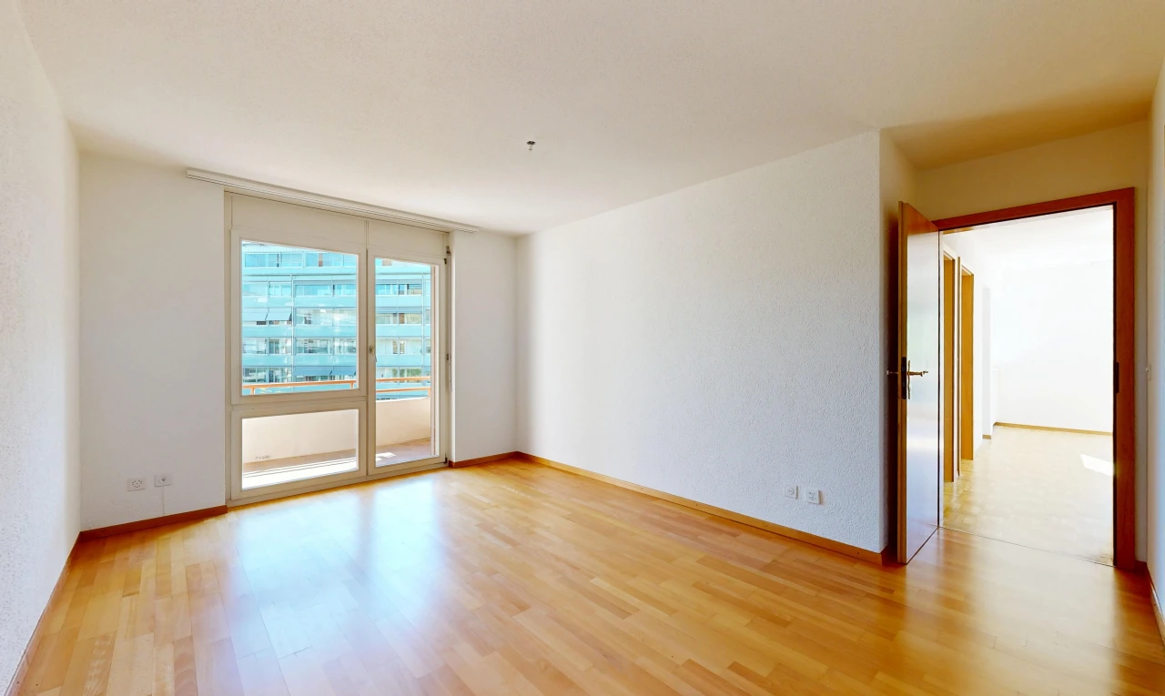 leerer raum mit inside property, wood finish floor, holzfußboden, light floor, und baseboards wall