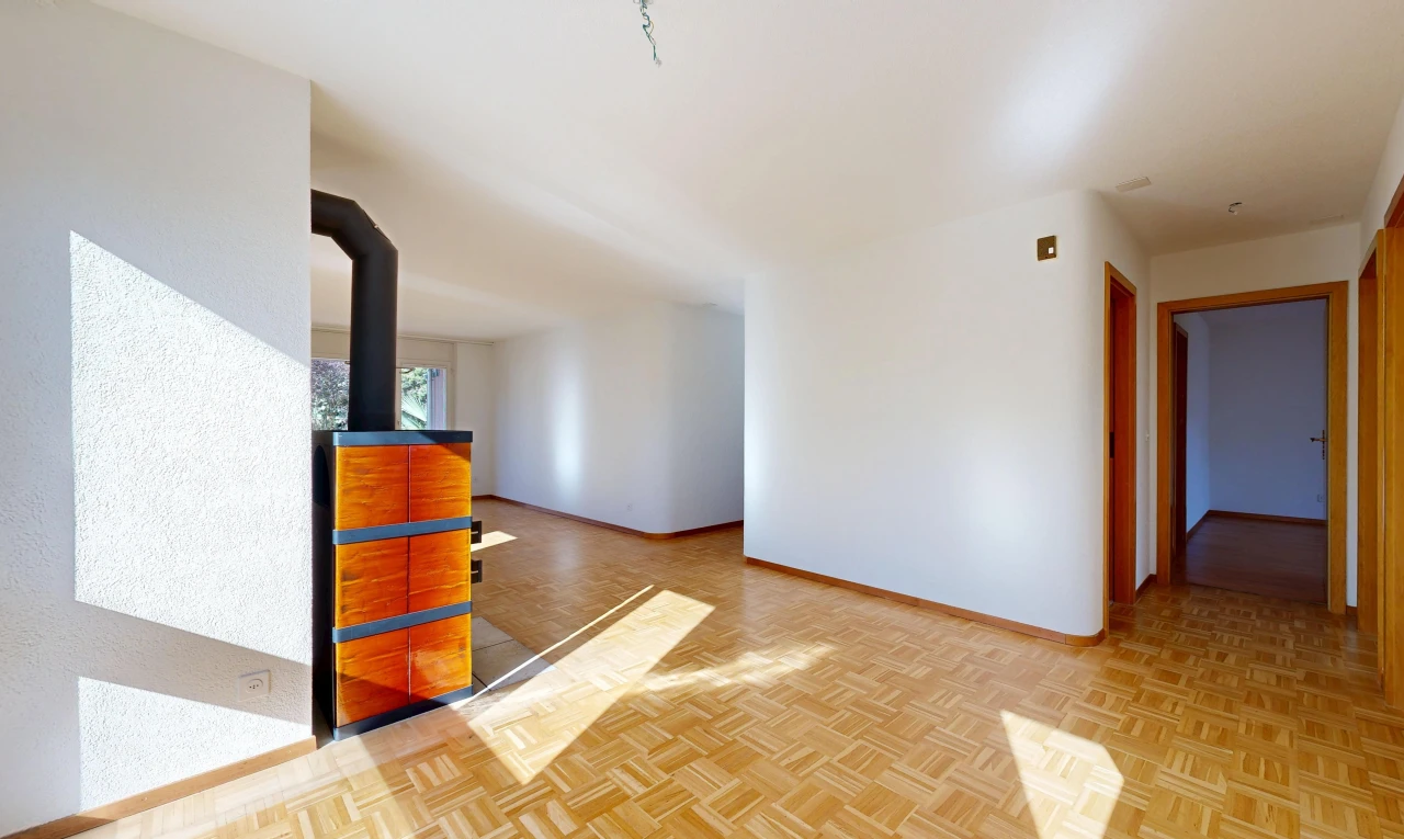 leerer raum mit wood finish floor, holzfußboden, holzofen, baseboards wall, und sockelleisten