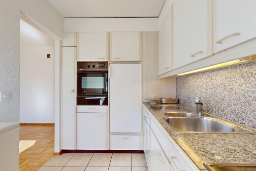 küche mit light floor, waschbecken, ofen, light countertops, und arbeitsplatten