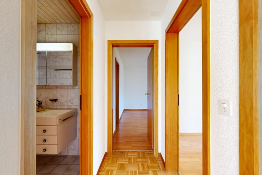 halle / korridor mit holzfußboden, wood finish floor, light floor, inside property, und sockelleisten