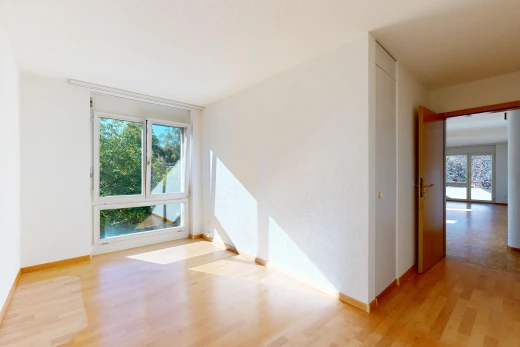 leerer raum mit wood finish floor, holzfußboden, light floor, inside property, und baseboards wall
