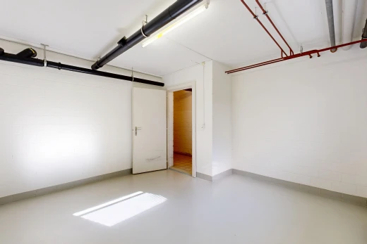 leerer raum mit concrete floor, betonboden, inside property, finished concrete floor, und concrete block wall