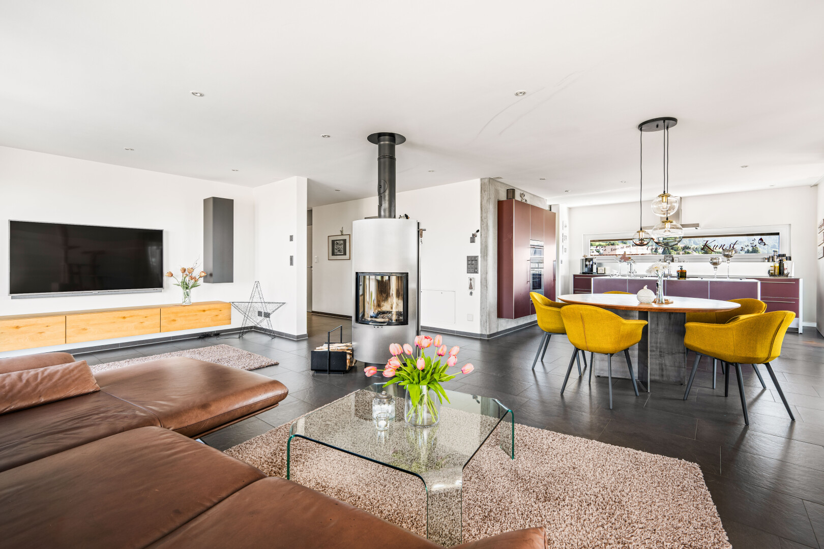 wohn- / esszimmer mit gipskartonwand, drywall, inside property, fernseher, und dark floor
