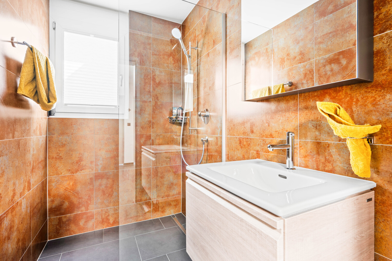 bad mit fliesenwand, tile wall, spiegel, dusche, und schminktisch